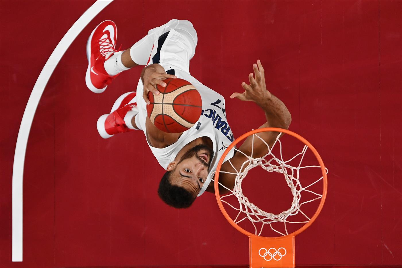 SAITAMA, JAPAN - JULY 25: Rudy Gobert #27 of Team France dunks against Team United States of America during the first half of the Men's Preliminary Round Group B game on day two of the Tokyo 2020 Olympic Games at Saitama Super Arena on July 25, 2021 in Saitama, Japan.  (Getty Images)