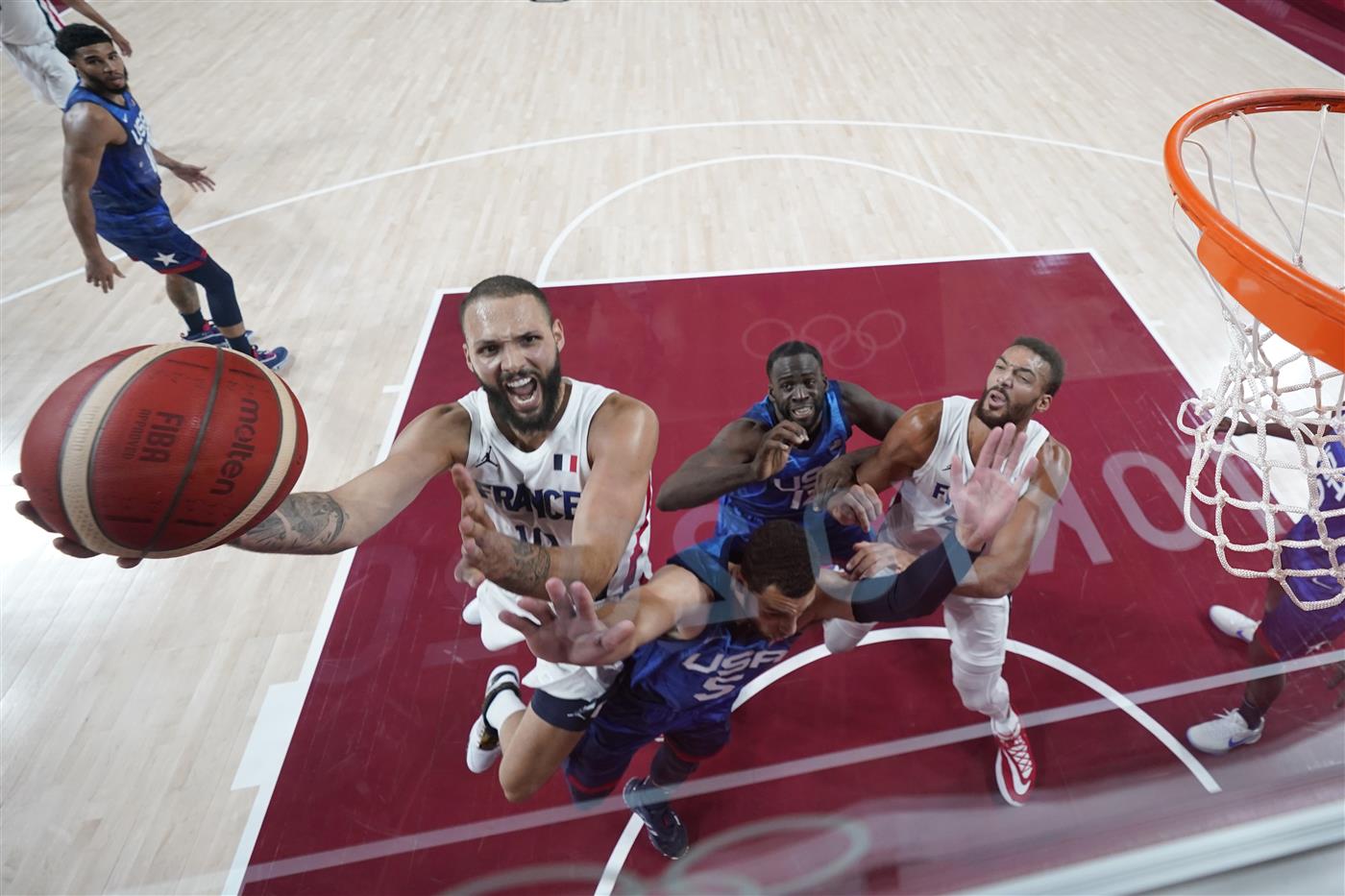 SAITAMA, JAPAN - JULY 25: Evan Fournier #10 of Team France drives to the basket against Zachary Lavine #5 of Team United States during the first half of the Men's Preliminary Round Group B game on day two of the Tokyo 2020 Olympic Games at Saitama Super Arena on July 25, 2021 in Saitama, Japan. (Getty Images)
