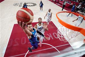 SAITAMA, JAPAN - JULY 25: Zachary Lavine #5 of Team United States drives past Rudy Gobert #27 of Team France for a layup during the second half of the Men's Preliminary Round Group B game on day two of the Tokyo 2020 Olympic Games at Saitama Super Arena on July 25, 2021 in Saitama, Japan. (Getty Images)