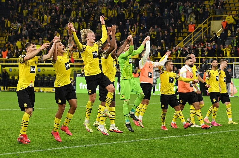 Borussia Dortmund signal celebrate