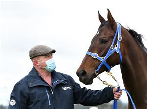 PAKENHAM, AUSTRALIA - OCTOBER 17: Trainer Peter Moody and Caulfield Cup winner Incentivise posing at Pakenham this morning on October 17, 2021 in Pakenham, Australia. (Photo by Vince Caligiuri/Getty Images))