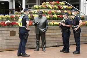 MELBOURNE, AUSTRALIA - NOVEMBER 04: Members of Victorian Police observe the statue of Bart Cummings during 2021 Oaks Day at Flemington Racecourse on November 04, 2021 in Melbourne, Australia. (Photo by Darrian Traynor/Getty Images)