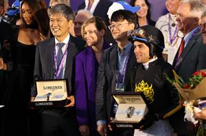 DEL MAR, CALIFORNIA - NOVEMBER 06: Jun Park, Jockey Joel Rosario, Actress Elizabeth Banks and Lee Jin Woo of the Korea Racing Authority pose in the winners circle after winning the Breeders' Cup Classic with the horse Knicks Go at Del Mar Race Track on November 06, 2021 in Del Mar, California. (Photo by Sean M. Haffey/Getty Images)