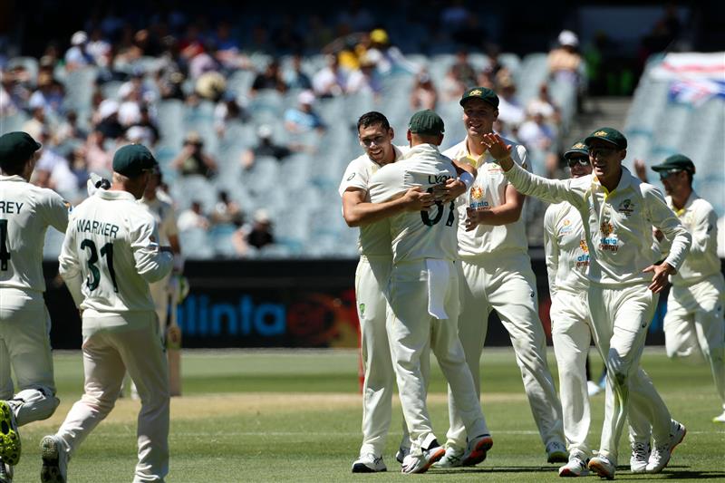 MELBOURNE, AUSTRALIA - DECEMBER 28: Australia celebrates taking a wicket during day three of the Third Test match in the Ashes series between Australia and England at Melbourne Cricket Ground on December 28, 2021 in Melbourne, Australia. (Getty)