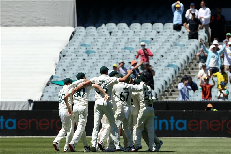 MELBOURNE, AUSTRALIA - DECEMBER 28: Australia celebrates taking a wicket during day three of the Third Test match in the Ashes series between Australia and England at Melbourne Cricket Ground on December 28, 2021 in Melbourne, Australia. (Getty)