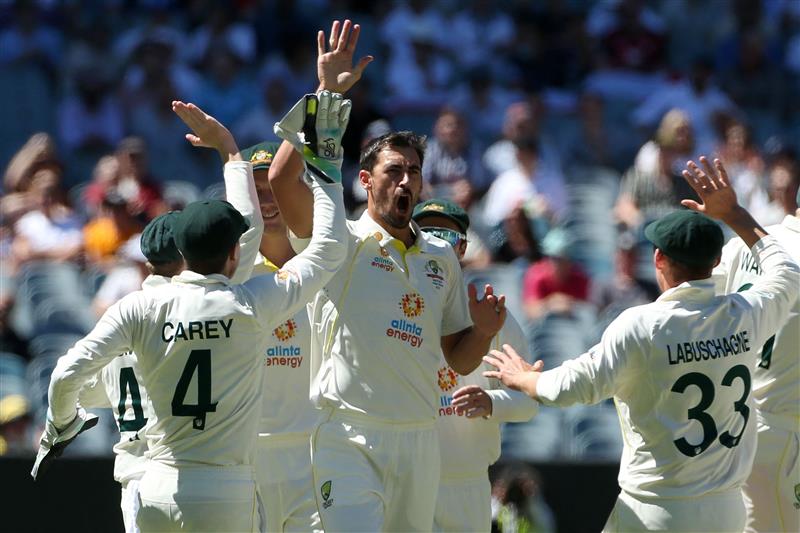 MELBOURNE, AUSTRALIA - DECEMBER 28: Australia celebrates taking a wicket during day three of the Third Test match in the Ashes series between Australia and England at Melbourne Cricket Ground on December 28, 2021 in Melbourne, Australia. (Getty)