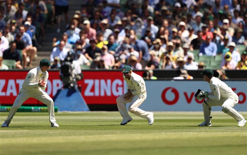 MELBOURNE, AUSTRALIA - DECEMBER 28: David Warner (C) of Australia catches out Joe Root of England during day three of the Third Test match in the Ashes series between Australia and England at Melbourne Cricket Ground on December 28, 2021 in Melbourne, Australia. (Photo by Robert Cianflone/Getty Images)