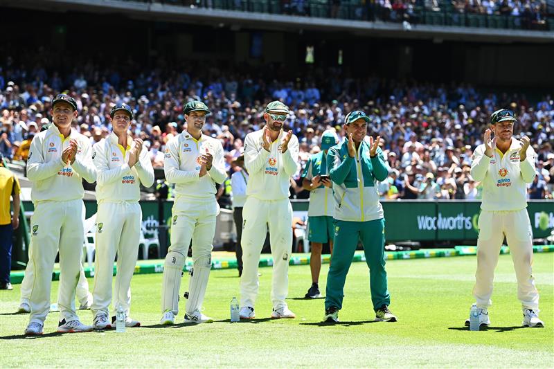 MELBOURNE, AUSTRALIA - DECEMBER 28: (L-R) Marnus Labuschagne, Steve Smith, Alex Carey, Nathan Lyon, Australia coach Justin Langer and David Warner are seen applauding teammate Scott Boland while he