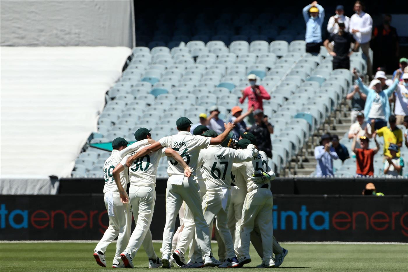 MELBOURNE, AUSTRALIA - DECEMBER 28: Australia celebrates taking a wicket during day three of the Third Test match in the Ashes series between Australia and England at Melbourne Cricket Ground on December 28, 2021 in Melbourne, Australia. (Getty)