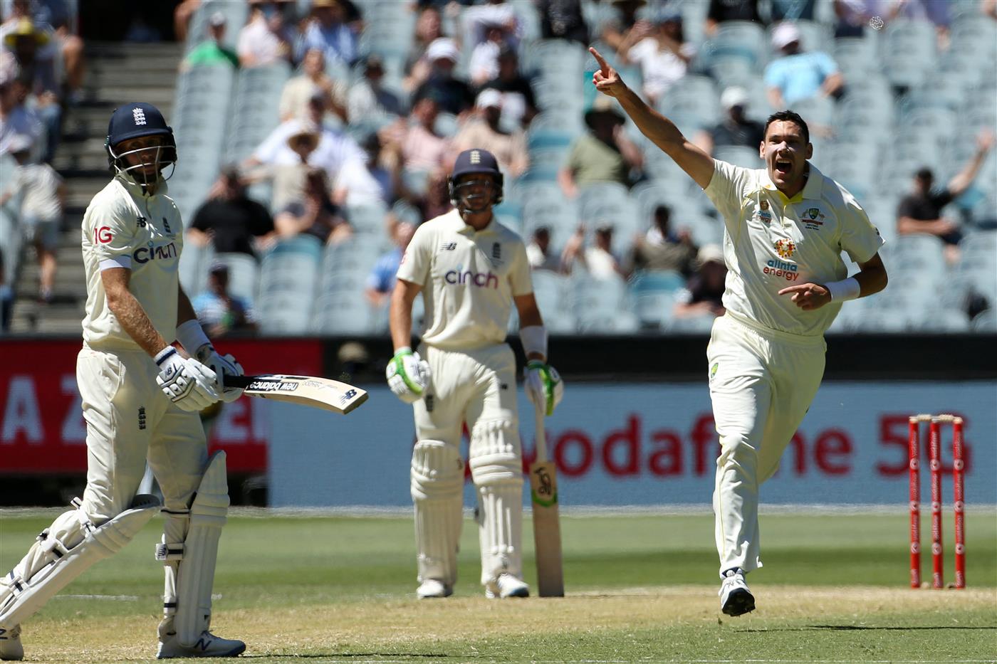 MELBOURNE, AUSTRALIA - DECEMBER 28: Australia celebrates taking a wicket during day three of the Third Test match in the Ashes series between Australia and England at Melbourne Cricket Ground on December 28, 2021 in Melbourne, Australia. (Getty)