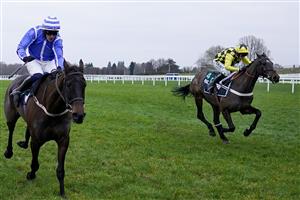 ASCOT, ENGLAND - JANUARY 22: Nico de Boinville riding Shishkin (R, yellow) get up on the run-in to win The SBK Clarence House Chase from Paul Townend and Energumene (blue) at Ascot Racecourse on January 22, 2022 in Ascot, England. (Photo by Alan Crowhurst/Getty Images)