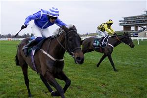 ASCOT, ENGLAND - JANUARY 22: Nico de Boinville riding Shishkin (R, yellow) get up on the run-in to win The SBK Clarence House Chase from Paul Townend and Energumene (blue) at Ascot Racecourse on January 22, 2022 in Ascot, England. (Photo by Alan Crowhurst/Getty Images)