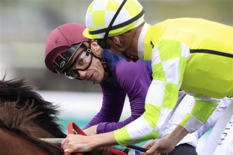 SYDNEY, AUSTRALIA - MARCH 05: Tim Clark on Shelby Sixtysix looks at Nash Rawiller on Eduardo as Nash just wins race 5 the Hyland Race Colours Challenge Stakes during Sydney Racing at Royal Randwick Racecourse on March 05, 2022 in Sydney, Australia. (Photo by Mark Evans/Getty Images)