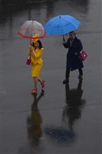 CHELTENHAM, ENGLAND - MARCH 16: Spectators brave the heavy rain on day two of the Cheltenham Festival 2022 at Cheltenham Racecourse on March 16, 2022 in Cheltenham, England. (Photo by Mike Hewitt/Getty Images)