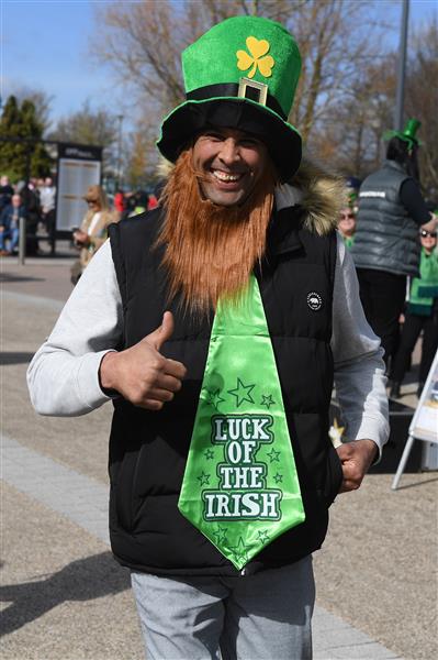 CHELTENHAM, ENGLAND - MARCH 17: Irish themed spectators arrive on St Patrick's Day on day three of the Cheltenham Festival 2022 at Cheltenham Racecourse on March 17, 2022 in Cheltenham, England. (Photo by Mike Hewitt/Getty Images)