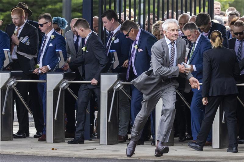 SYDNEY, AUSTRALIA - APRIL 09: People race through the turnstiles as they open ahead of of The Championships Day 2, Longines Queen Elizabeth Stakes Day at Royal Randwick Racecourse on April 09, 2022 in Sydney, Australia. The Championships race days are the highlight of the Sydney Autumn Racing Carnival. (Photo by Jenny Evans/Getty Images)