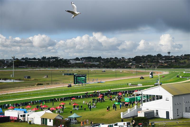 WARRNAMBOOL, AUSTRALIA - MAY 05:  General view of racegoers making their way up the hill during Race 4, Catanach's Jewellers F&M BM70 Handicap during Grand Annual day at Warrnambool Racing Club on May 05, 2022 in Warrnambool, Australia. (Getty)