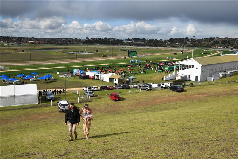 WARRNAMBOOL, AUSTRALIA - MAY 05:  General view of racegoers making their way up the hill during Race 4, Catanach's Jewellers F&M BM70 Handicap during Grand Annual day at Warrnambool Racing Club on May 05, 2022 in Warrnambool, Australia. (Getty)