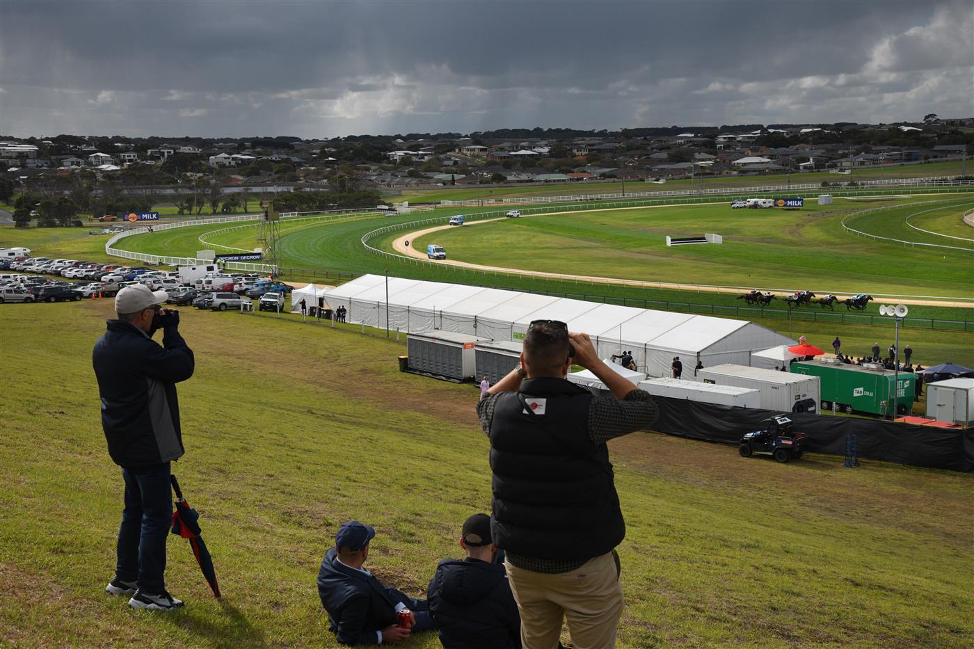 WARRNAMBOOL, AUSTRALIA - MAY 05:  General view of racegoers making their way up the hill during Race 4, Catanach's Jewellers F&M BM70 Handicap during Grand Annual day at Warrnambool Racing Club on May 05, 2022 in Warrnambool, Australia. (Getty)