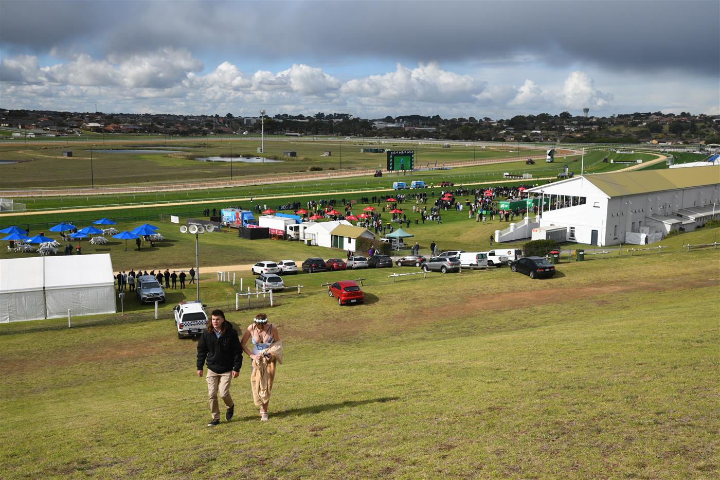 WARRNAMBOOL, AUSTRALIA - MAY 05:  General view of racegoers making their way up the hill during Race 4, Catanach's Jewellers F&M BM70 Handicap during Grand Annual day at Warrnambool Racing Club on May 05, 2022 in Warrnambool, Australia. (Getty)