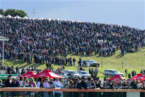 WARRNAMBOOL, AUSTRALIA - MAY 05: General view of huge crowd on the hill before Race 7, the Lyndoch Living Grand Annual Steeplechase, during Grand Annual day at Warrnambool Racing Club on May 05, 2022 in Warrnambool, Australia. (Photo by Vince Caligiuri/Getty Images)