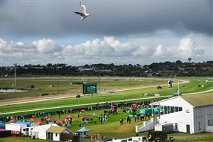 WARRNAMBOOL, AUSTRALIA - MAY 05: General view of racegoers making their way up the hill during Race 4, Catanach's Jewellers F&M BM70 Handicap during Grand Annual day at Warrnambool Racing Club on May 05, 2022 in Warrnambool, Australia. (Getty)