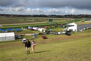 WARRNAMBOOL, AUSTRALIA - MAY 05: General view of racegoers making their way up the hill during Race 4, Catanach's Jewellers F&M BM70 Handicap during Grand Annual day at Warrnambool Racing Club on May 05, 2022 in Warrnambool, Australia. (Getty)