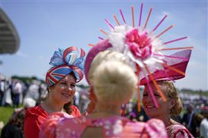 EPSOM, ENGLAND - JUNE 03: Fashion during Ladies Day at Epsom Racecourse on June 03, 2022 in Epsom, England. (Photo by Alan Crowhurst/Getty Images)