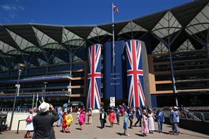 ASCOT, ENGLAND - JUNE 14: Racegoers arrive for Day One of Royal Ascot 2022 at Ascot Racecourse on June 14, 2022 in Ascot, England. (Photo by Alex Livesey/Getty Images)