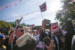 ASCOT, ENGLAND - JUNE 14: Racegoers wave Union Jack flags during the sing-along at the end of the first day of Royal Ascot 2022 at Ascot Racecourse on June 14, 2022 in Ascot, England. (Photo by John Phillips/Getty Images for Ascot Racecourse)