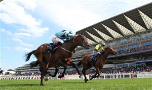 ASCOT, ENGLAND - JUNE 15: Eldar Eldarov ridden by David Egan (yellow) beats Zechariah ridden by Colin Keane to win The Queen