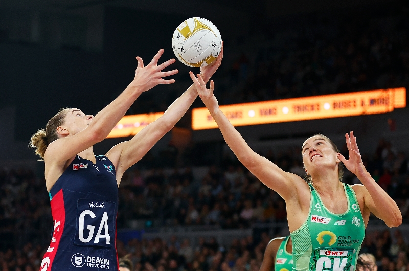 Kiera Austin of the Vixens and Courtney Bruce of the Fever
