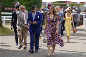 CHICHESTER, ENGLAND - JULY 27: Actress Liz Hurley with friend Henry Birtles during day two of the Qatar Goodwood Festival at Goodwood Racecourse on July 27, 2022 in Chichester, England. (Photo by Alan Crowhurst/Getty Images)