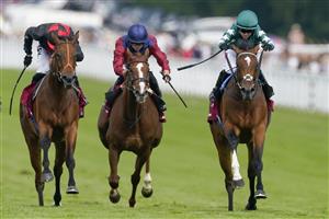 CHICHESTER, ENGLAND - JULY 28: Hollie Doyle riding Nashwa (green) win The Qatar Nassau Stakes during day three of the Qatar Goodwood Festival at Goodwood Racecourse on July 28, 2022 in Chichester, England. (Photo by Alan Crowhurst/Getty Images)