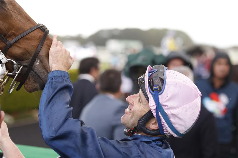 SYDNEY, AUSTRALIA - OCTOBER 01: Tommy Berry on No Compromise returns to scale after winning race 9 the Furphy Metropolitan during Sydney Racing at Royal Randwick Racecourse on October 01, 2022 in Sydney, Australia. (Photo by Mark Evans/Getty Images)