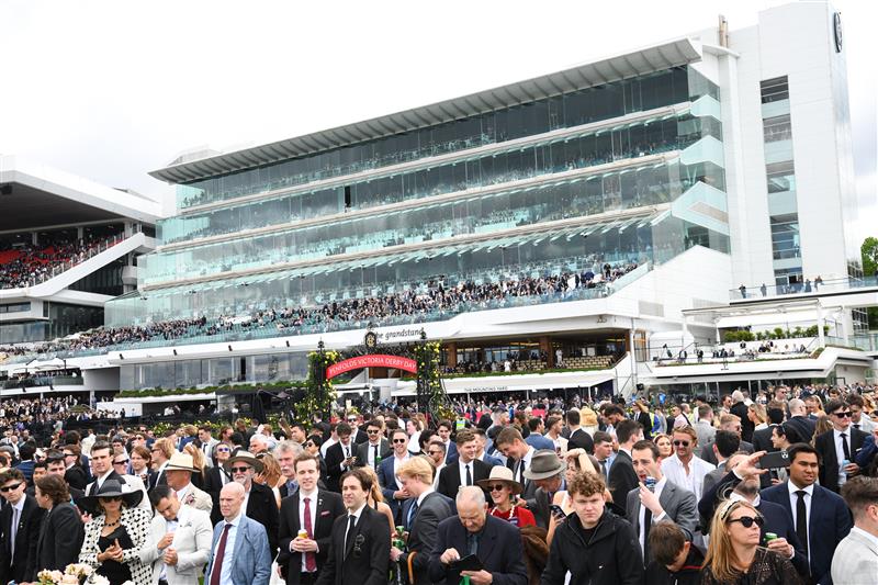 MELBOURNE, AUSTRALIA - OCTOBER 29: General view of crowds during 2022 Penfolds Victoria Derby Day at Flemington Racecourse on October 29, 2022 in Melbourne, Australia. (Photo by Vince Caligiuri/Getty Images)