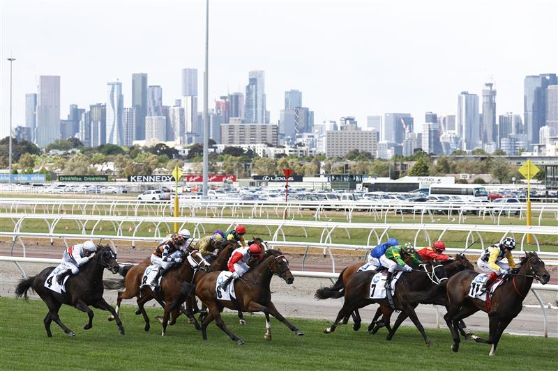 MELBOURNE, AUSTRALIA - OCTOBER 29: The field runs down the straight in race 1 Network 10 Carbine Club Club Stakes during 2022 Penfolds Victoria Derby Day at Flemington Racecourse on October 29, 2022 in Melbourne, Australia. (Photo by Darrian Traynor/Getty Images)