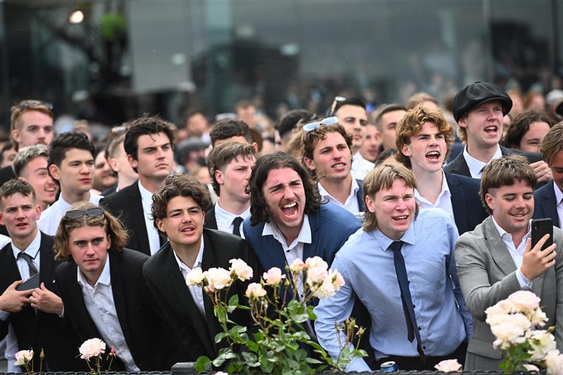 MELBOURNE, AUSTRALIA - OCTOBER 29: General view of crowds during 2022 Penfolds Victoria Derby Day at Flemington Racecourse on October 29, 2022 in Melbourne, Australia. (Photo by Vince Caligiuri/Getty Images)