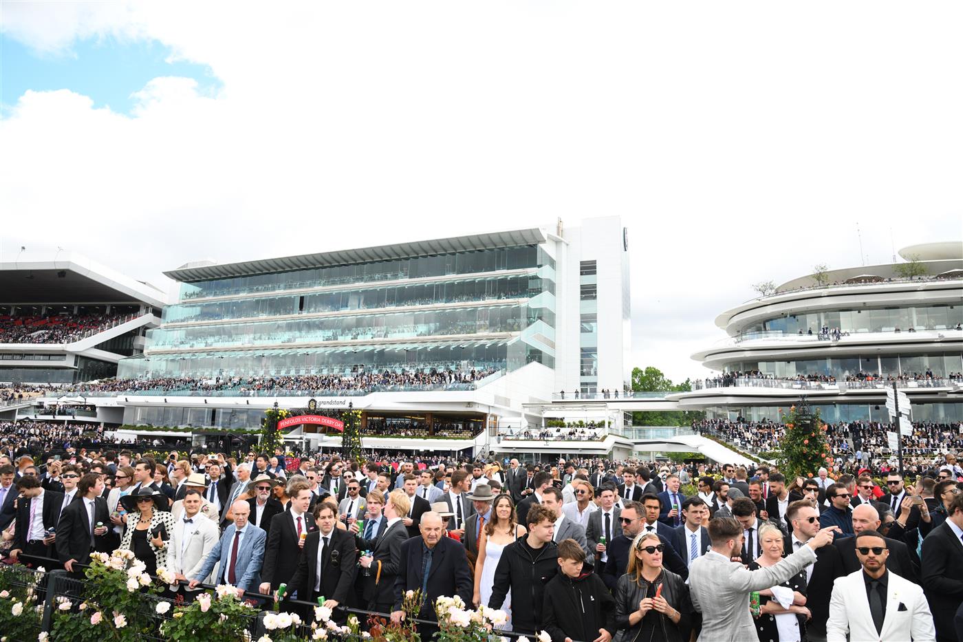 MELBOURNE, AUSTRALIA - OCTOBER 29: General view of crowds during 2022 Penfolds Victoria Derby Day at Flemington Racecourse on October 29, 2022 in Melbourne, Australia. (Photo by Vince Caligiuri/Getty Images)