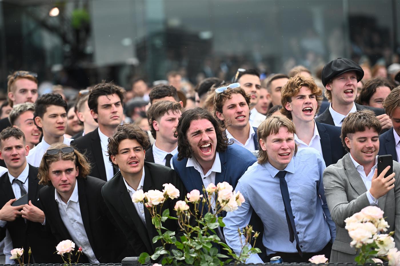 MELBOURNE, AUSTRALIA - OCTOBER 29: General view of crowds during 2022 Penfolds Victoria Derby Day at Flemington Racecourse on October 29, 2022 in Melbourne, Australia. (Photo by Vince Caligiuri/Getty Images)