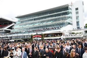 MELBOURNE, AUSTRALIA - OCTOBER 29: General view of crowds during 2022 Penfolds Victoria Derby Day at Flemington Racecourse on October 29, 2022 in Melbourne, Australia. (Photo by Vince Caligiuri/Getty Images)