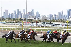 MELBOURNE, AUSTRALIA - OCTOBER 29: The field runs down the straight in race 1 Network 10 Carbine Club Club Stakes during 2022 Penfolds Victoria Derby Day at Flemington Racecourse on October 29, 2022 in Melbourne, Australia. (Photo by Darrian Traynor/Getty Images)