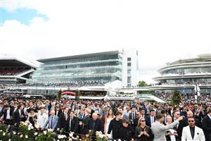 MELBOURNE, AUSTRALIA - OCTOBER 29: General view of crowds during 2022 Penfolds Victoria Derby Day at Flemington Racecourse on October 29, 2022 in Melbourne, Australia. (Photo by Vince Caligiuri/Getty Images)