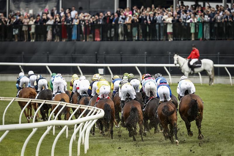 MELBOURNE, AUSTRALIA - NOVEMBER 01: The field runs past the post for the first time in race 7 the Lexus Melbourne Cup during 2022 Melbourne Cup Day at Flemington Racecourse on November 01, 2022 in Melbourne, Australia. (Photo by Darrian Traynor/Getty Images)