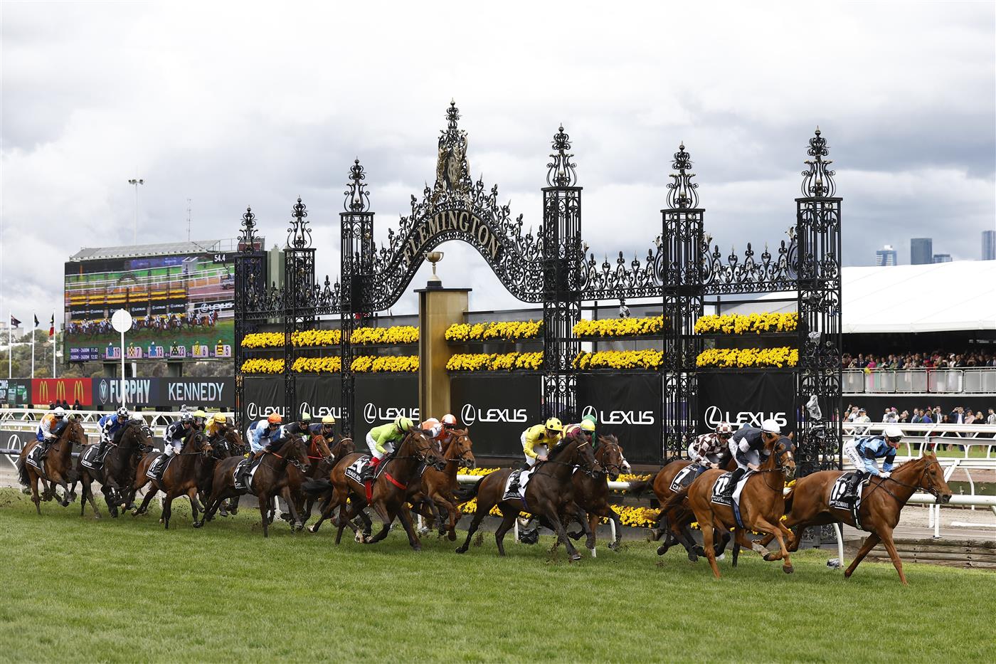 MELBOURNE, AUSTRALIA - NOVEMBER 01: The field runs past the post for the first time in race 7 the Lexus Melbourne Cup during 2022 Melbourne Cup Day at Flemington Racecourse on November 01, 2022 in Melbourne, Australia. (Photo by Darrian Traynor/Getty Images)