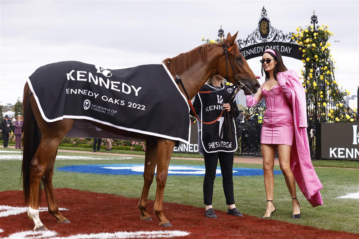 MELBOURNE, AUSTRALIA - NOVEMBER 03: Nicole Trunfio poses with She's Extreme during 2022 Kennedy Oaks Day at Flemington Racecourse on November 03, 2022 in Melbourne, Australia. (Getty)