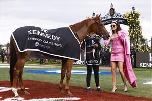 MELBOURNE, AUSTRALIA - NOVEMBER 03: Nicole Trunfio poses with She's Extreme during 2022 Kennedy Oaks Day at Flemington Racecourse on November 03, 2022 in Melbourne, Australia. (Getty)