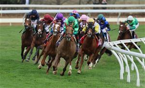 LEXINGTON, KENTUCKY - NOVEMBER 05: The field races around turn four during the Maker
