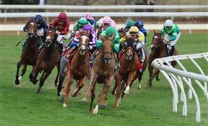 LEXINGTON, KENTUCKY - NOVEMBER 05: The field races around turn four during the Maker