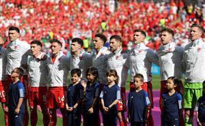 Wales's teamates sing the national anthem (Getty Images)